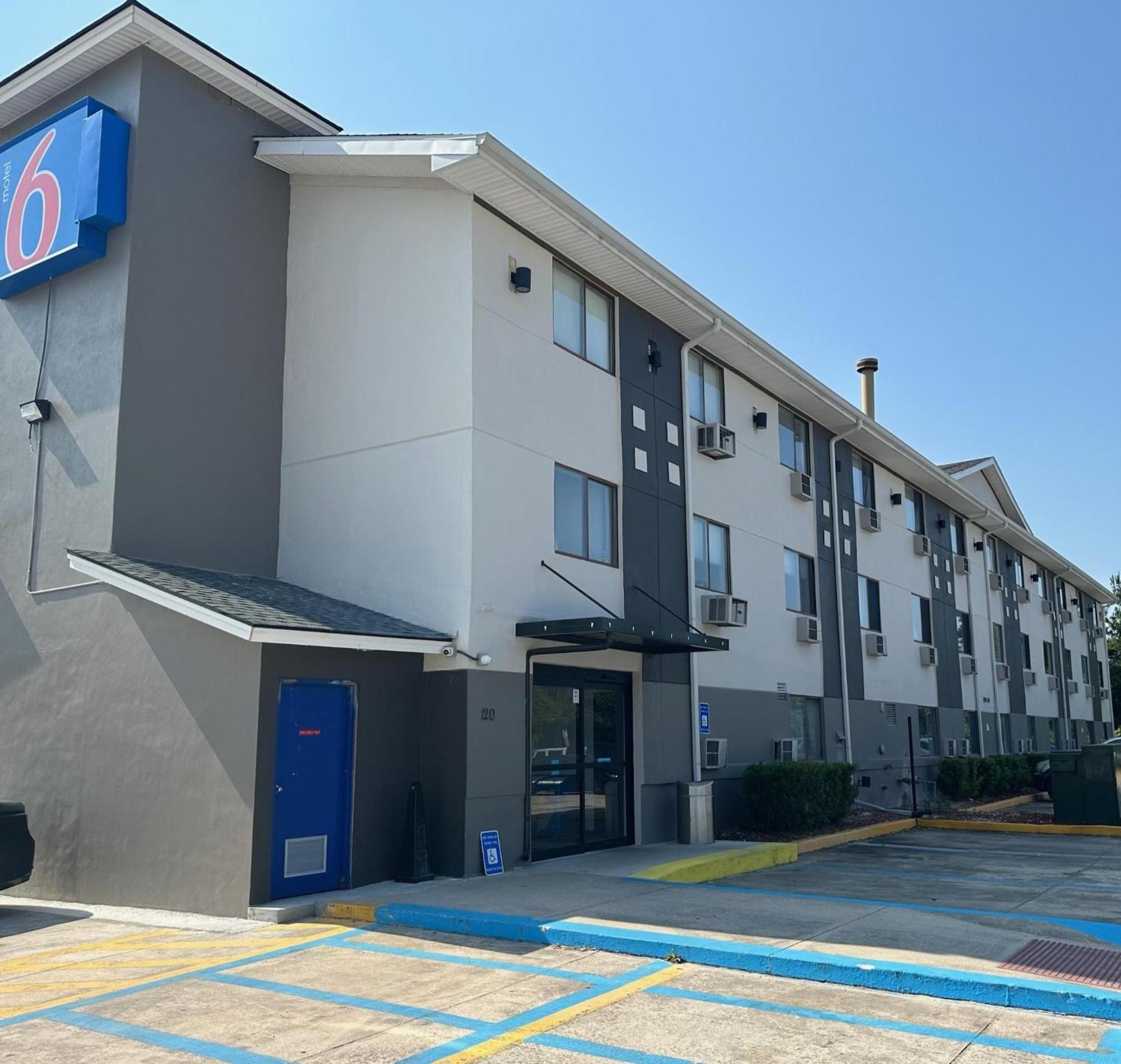 Motel 6 - Newest - Ultra Sparkling Approved - Chiropractor Approved Beds - New Elevator - Robotic Massages - New 2023 Amenities - New Rooms - New Flat Screen Tvs - All American Staff - Walk To Longhorn Steakhouse And Ruby Tuesday - Book Today And Sav Кингсленд Экстерьер фото